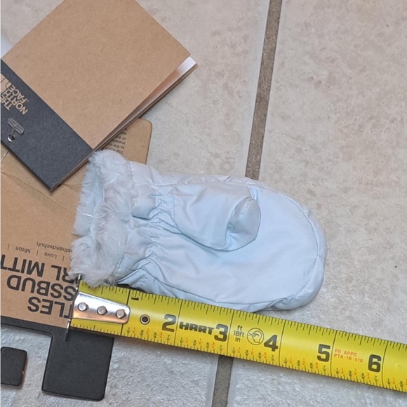 The North Face Littles Mossbud Swirl reversible mittens in a light blue color - Picture 5 of 10